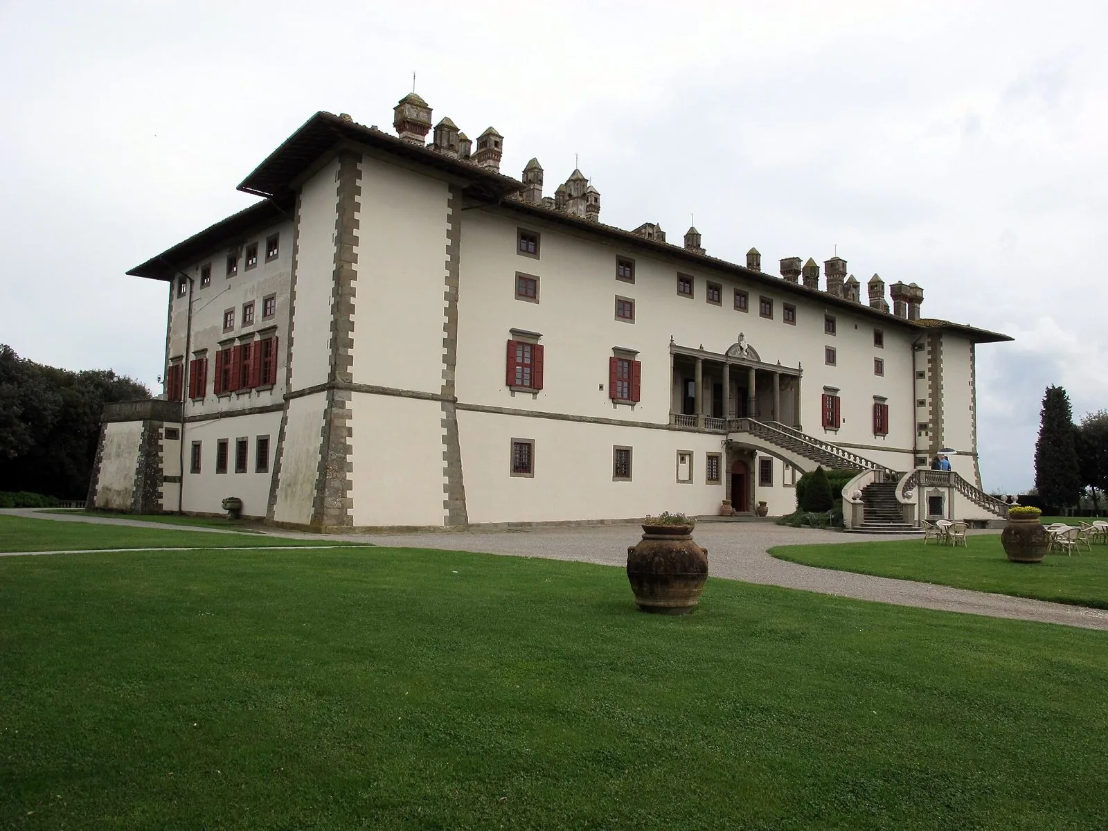 La Villa Medicea La Ferdinanda ad Artimino, con i numerosi comignoli sul tetto, la loggia centrale e la scalinata esterna affacciata sul prato