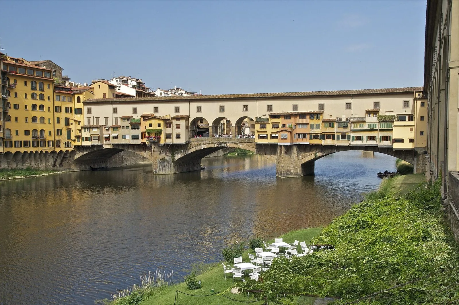 Il Ponte Vecchio sull'Arno a Firenze, con le botteghe sospese sul fiume e il Corridoio Vasariano