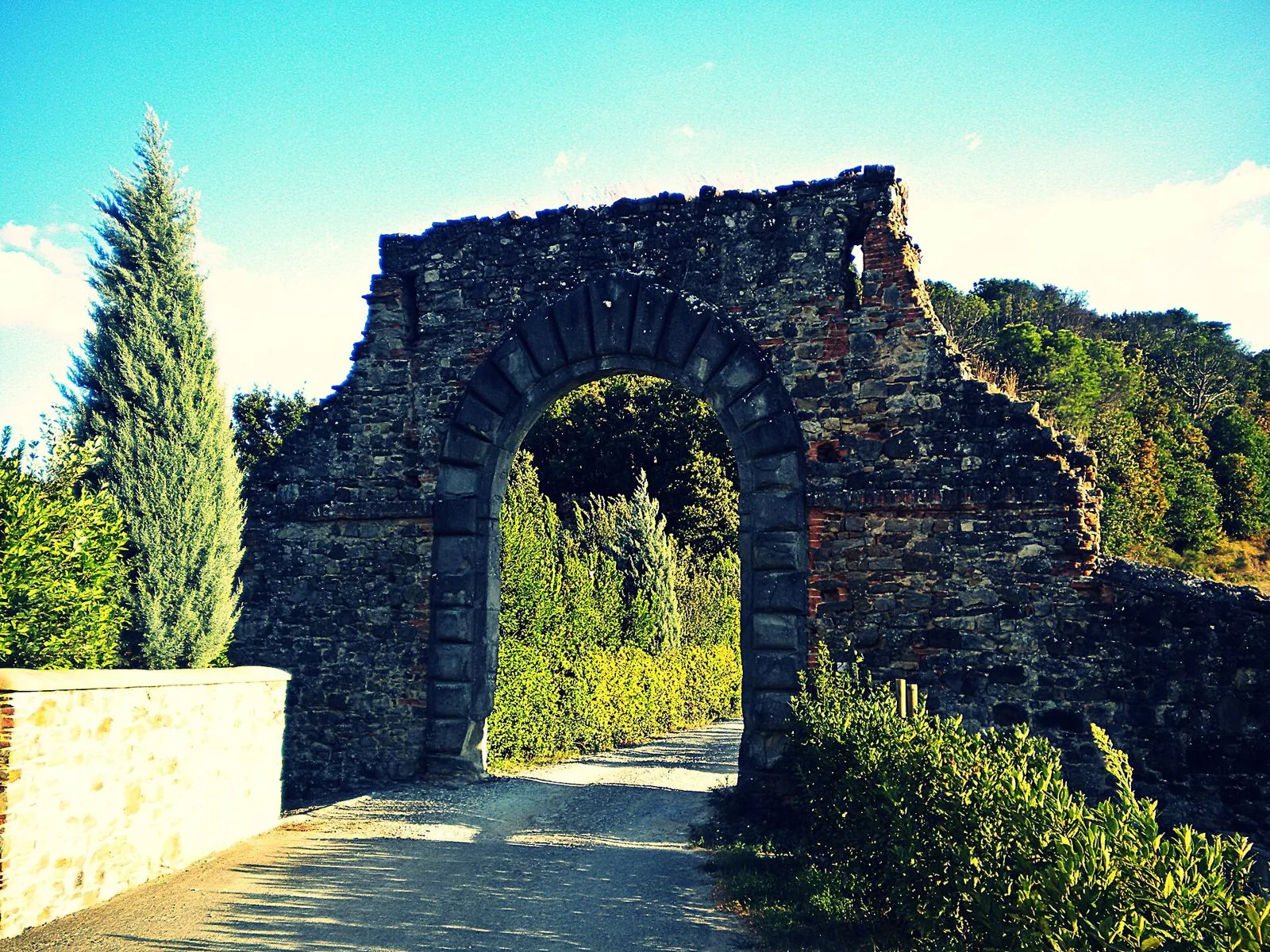 Antico portale ad arco in pietra del Barchetto della Pineta a Poggio alla Malva, sul Montalbano