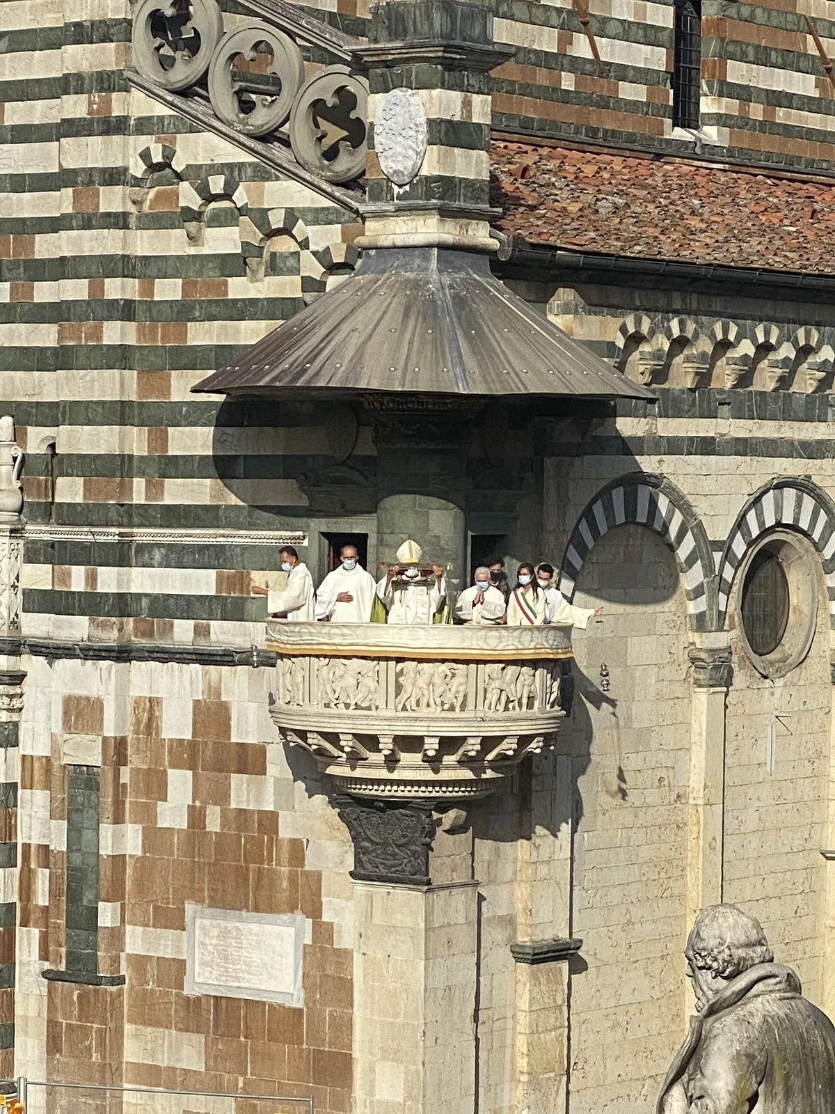 Il pulpito esterno di Donatello e Michelozzo sulla facciata del Duomo di Prato durante l'Ostensione della Sacra Cintola