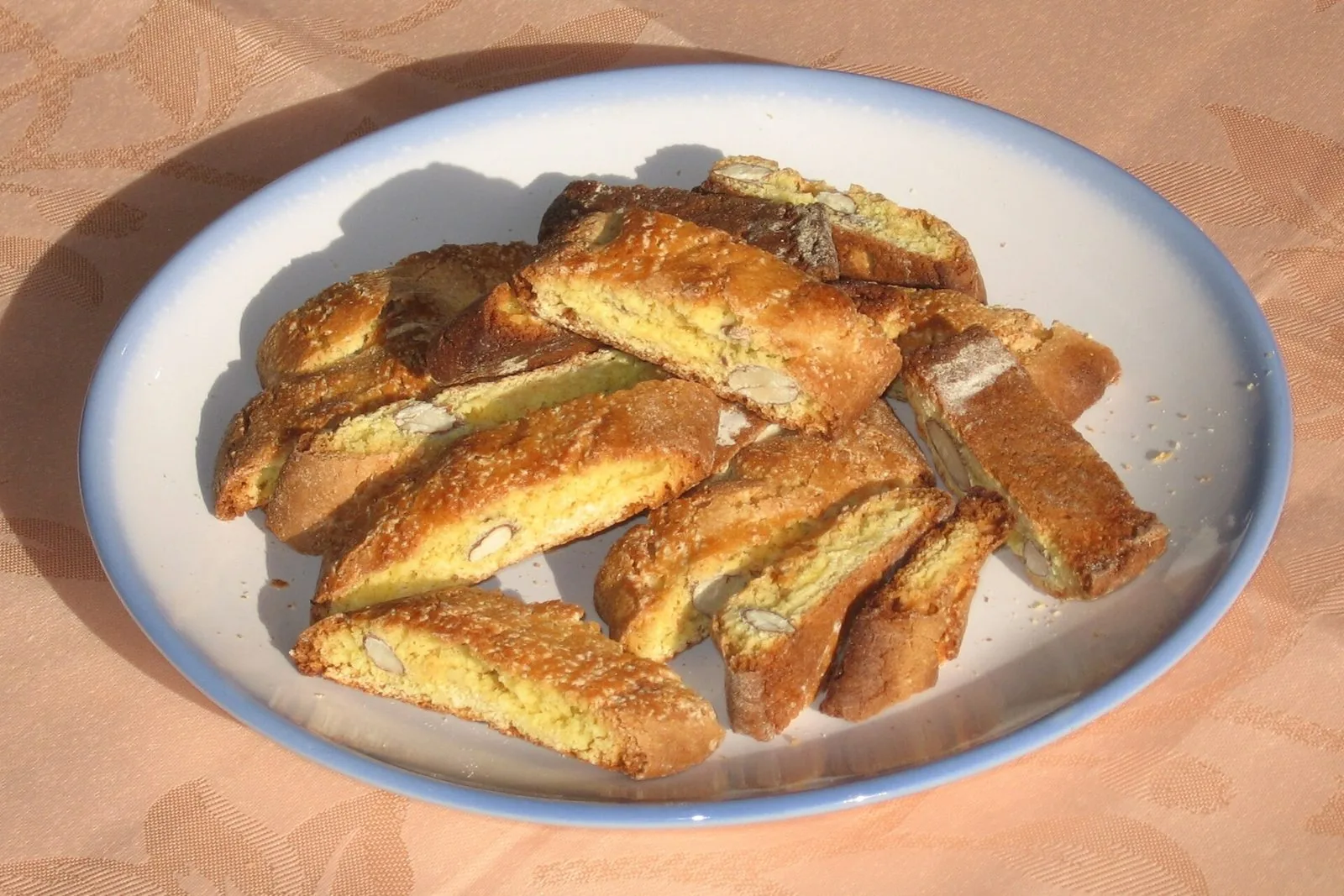 Piatto di biscotti di Prato alle mandorle tagliati a fette oblique