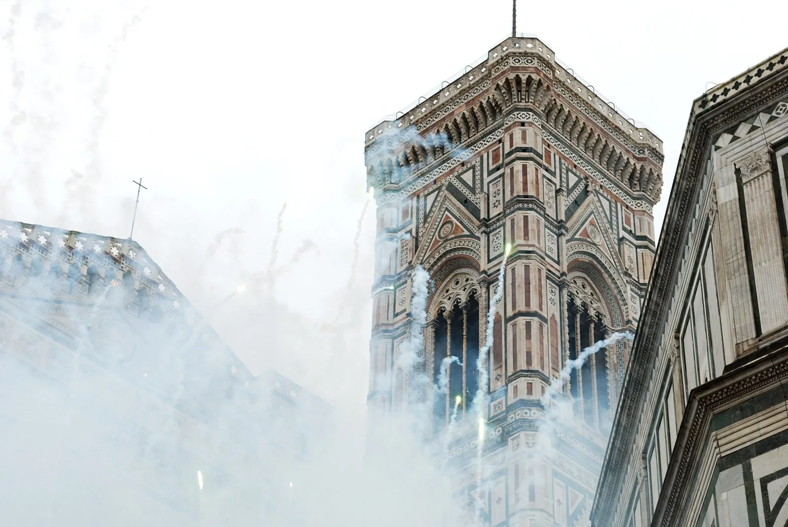 Il Campanile di Giotto avvolto dal fumo dei fuochi d'artificio durante lo Scoppio del Carro a Firenze