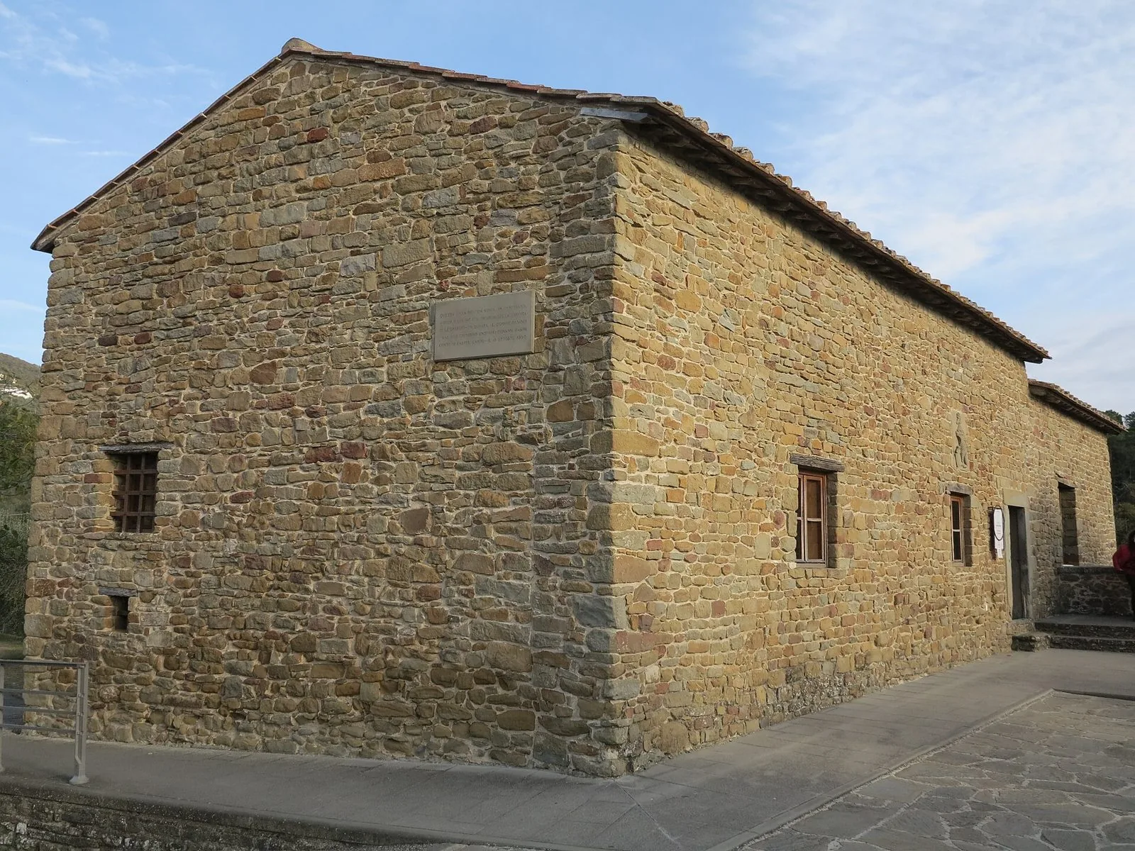 La casa natale di Leonardo ad Anchiano, edificio rurale in pietra a vista con tetto in coppi e una lapide commemorativa sulla facciata